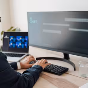 Pessoa digita em computador com tela aberta em chat de IA.