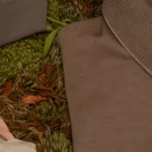 Detalhe de uma camisa de botão da Aramis dobrada